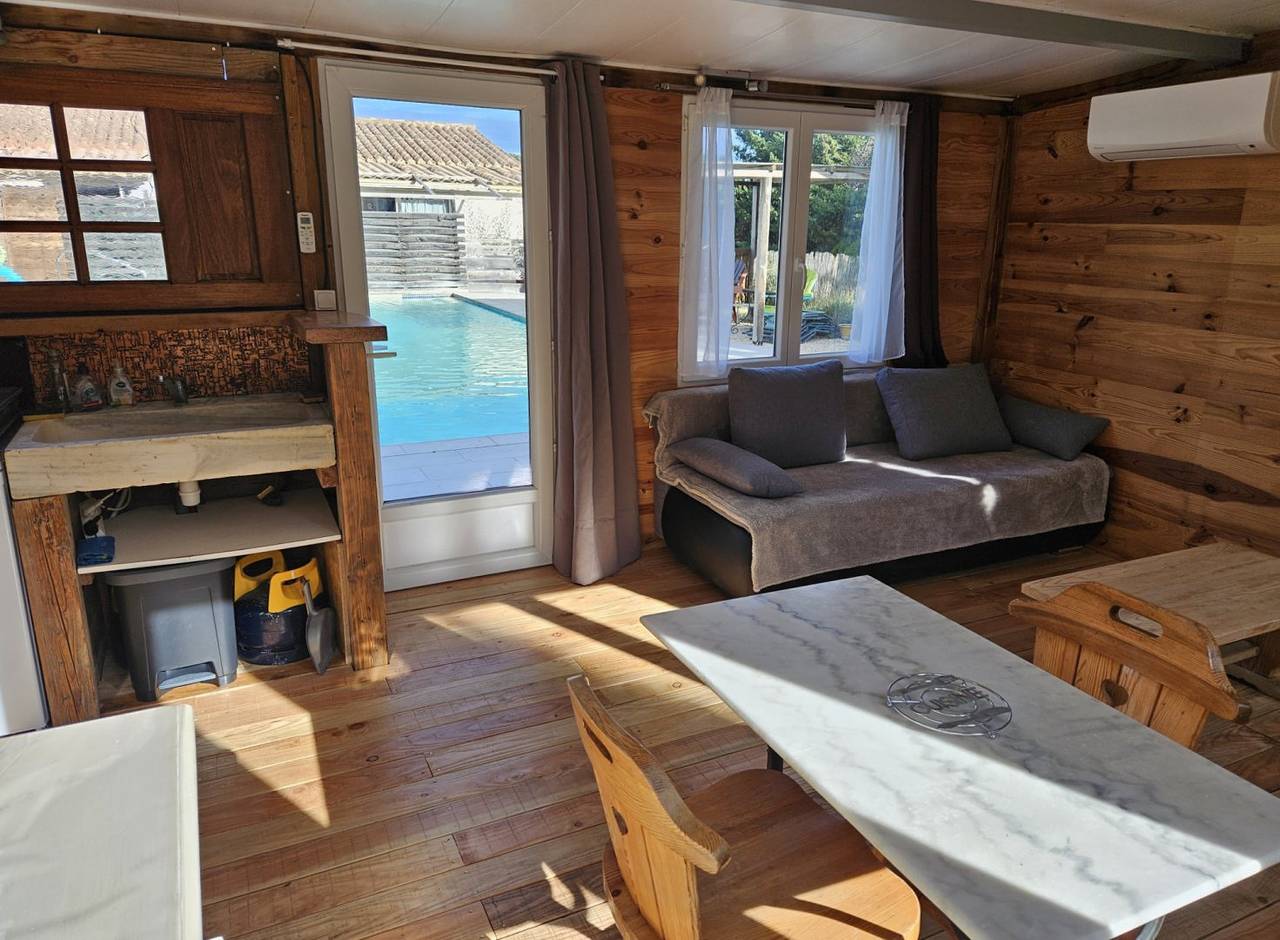 Gîte Banane 3p devant piscine in Rognes, Région d'Aix-en-Provence