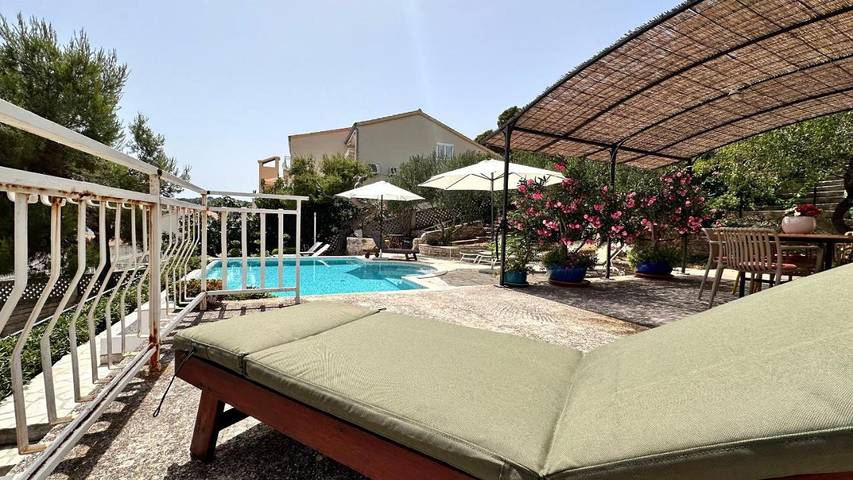 Villa pour 9 personnes, avec jacuzzi ainsi que jardin et piscine à Tisno - 2