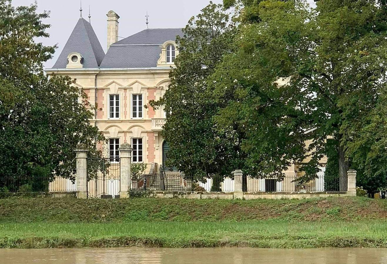 Maison en pierre au bord de la Dordogne in Arveyres, Région de Libourne
