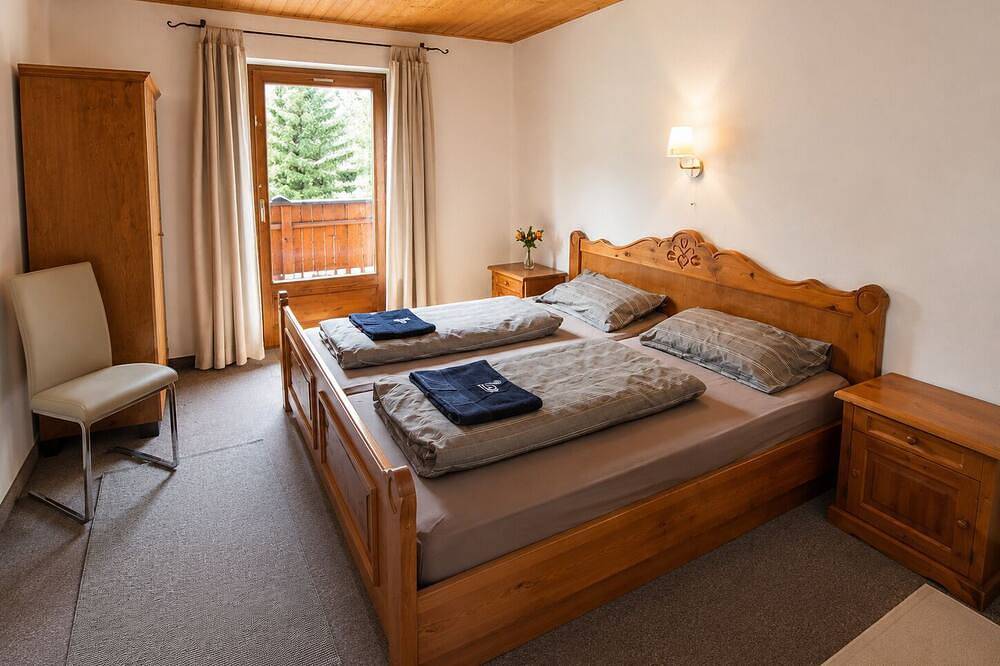 Ganze Wohnung, Rustikales Pitztaler Alpenhaus am Bach mit großem Balkon und Garage in Kaunergrat, St. Leonhard im Pitztal