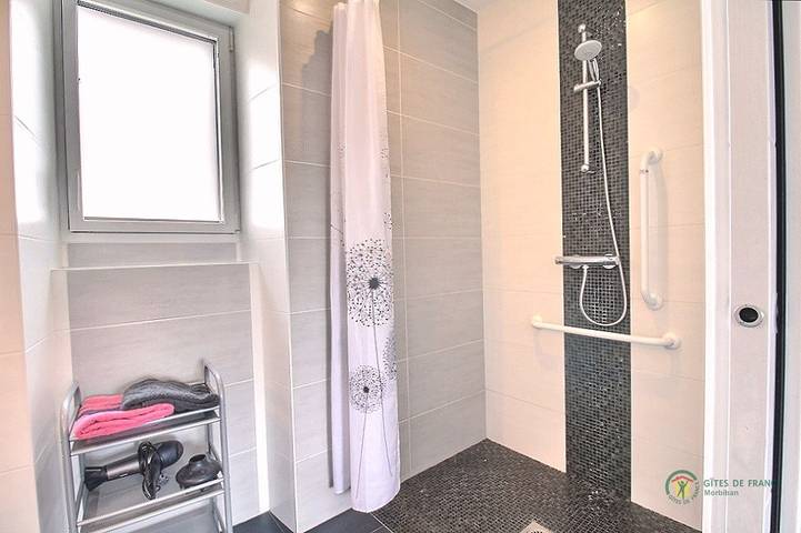 Gîte pour 6 personnes, avec terrasse et jardin