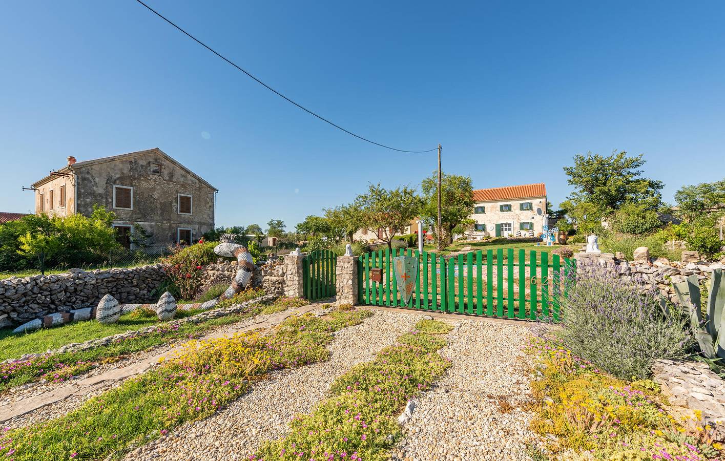 Geräumige 1-Zimmer-Wohnung mit Pool, Terrasse, WLAN und Küche in Grad Benkovac, Zadar