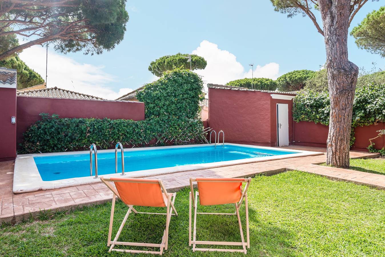 Modern Villa "Familia Feliz" Short Walk from Beach with Pool, Terrace, Garden & Wi-Fi in Playa La Barrosa, Chiclana de la Frontera