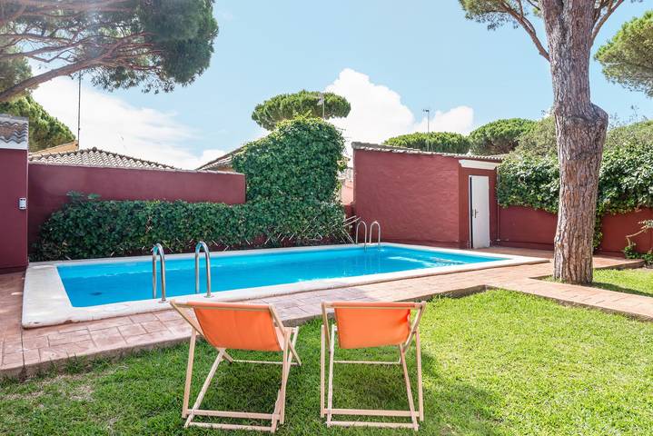 Modern Villa "Familia Feliz" Short Walk from Beach with Pool, Terrace, Garden & Wi-Fi in Playa La Barrosa, Chiclana de la Frontera