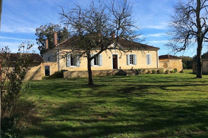 Location de vacances pour 8 personnes, avec Terrasse et Jardin à Lacquy