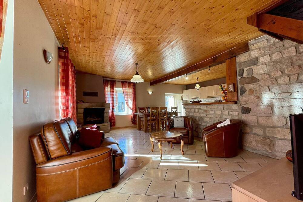 Gîte chaleureux avec cheminée près du Puy-en-Velay, idéal pour familles et séjours professionnels in Saint-Germain-Laprade, Haute-Loire