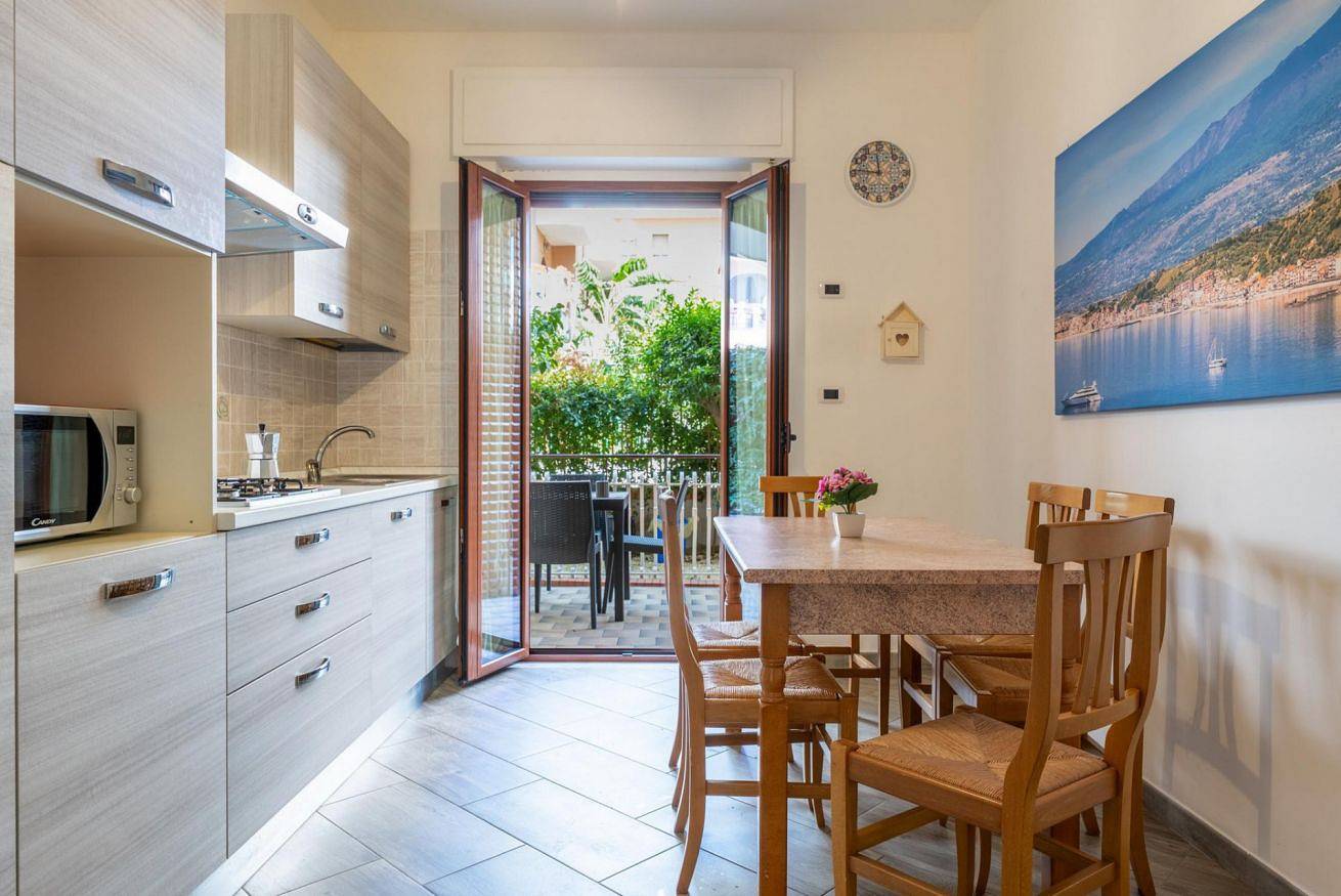 Entire apartment, Guesthost - Lemon Tree Apartments Casa Arancione in Giardini-Naxos, Messina Province
