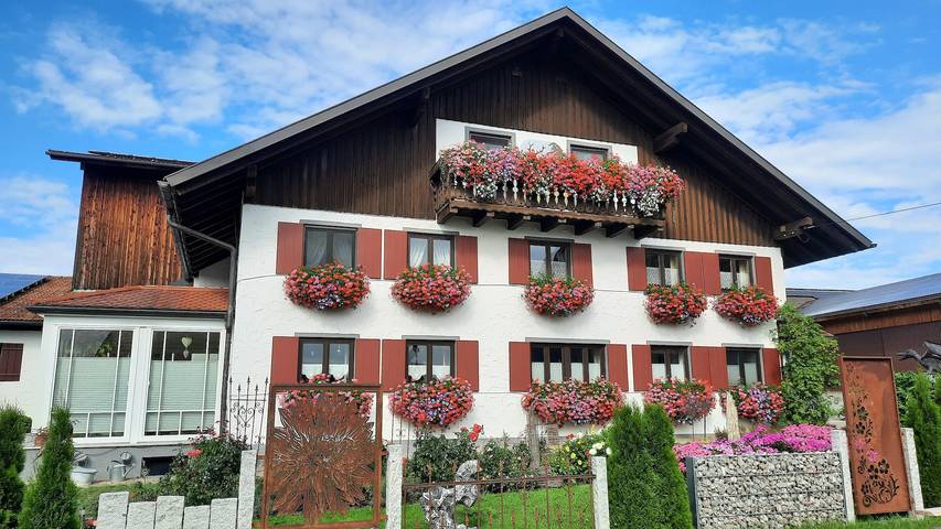 Ferienwohnung für 5 Personen, mit Garten und Balkon, kinderfreundlich in Seeg