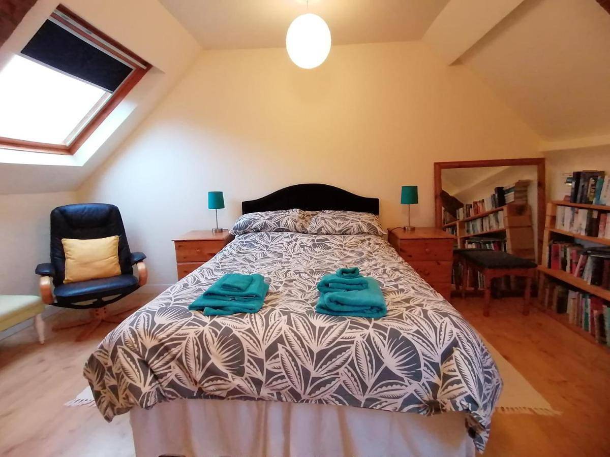 Appartement entier, Twin Room with Shared Bathroom in Saint-Nicolas-du-Pélem, Région de Guingamp