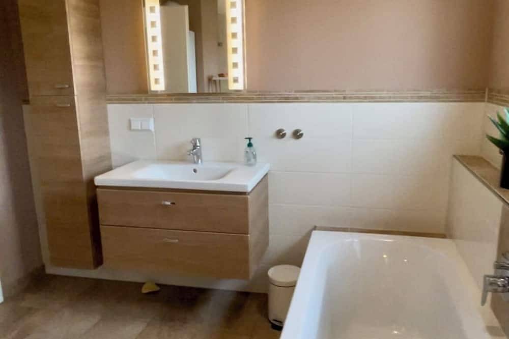 Ganze Wohnung, Lucky Holiday sehr schöne stilvolle Ferienwohnung \nzwei Zimmer, Küche Bad. in Isny, Isny im Allgäu