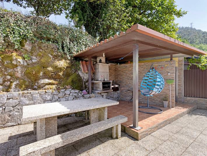 Holiday Home 'Casa Das Camélias' with Lake View, Wi-Fi and Air Conditioning in Ventosa e Cova, Braga District