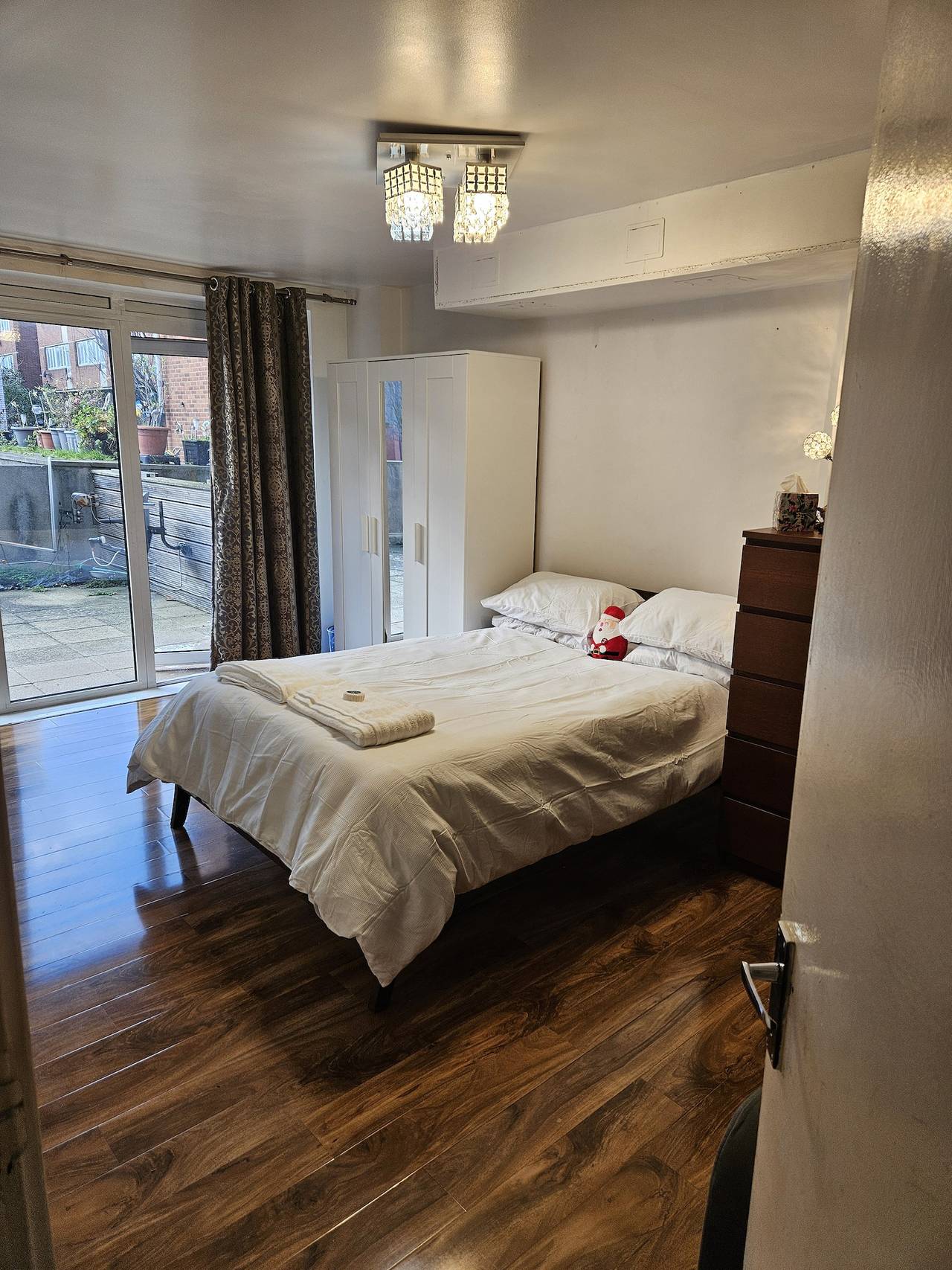 Spacious Retreat with Private Balcony & City Views in Southwark, Λονδίνο