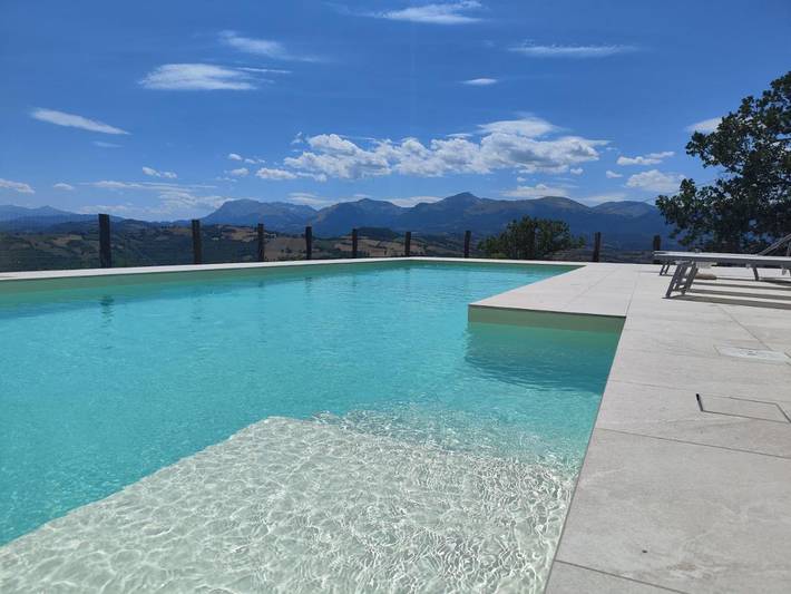 Agriturismo per 16 persone, con piscina e panorama nonché giardino e balcone a Penna San Giovanni