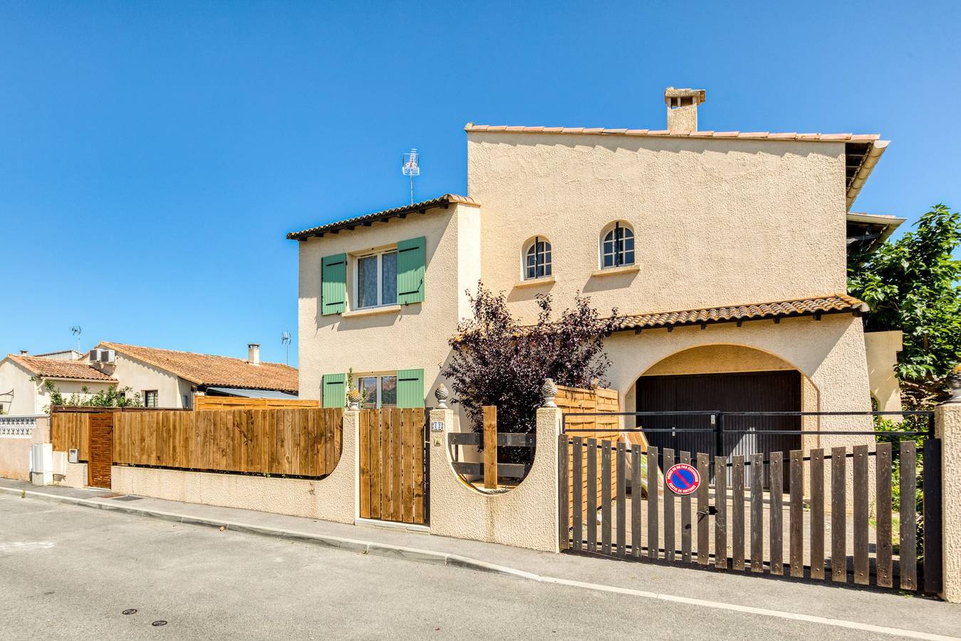Studio entier, Studio 'La Boite À Sel' avec terrasse privée, Wi-Fi et climatisation in Aigues-Mortes, Côte d'Améthyste