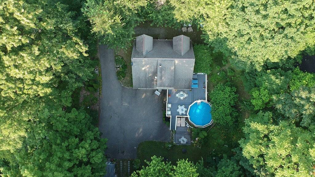 Private hidden gem walking distance to town, restaurants, and shopping! in Litchfield County