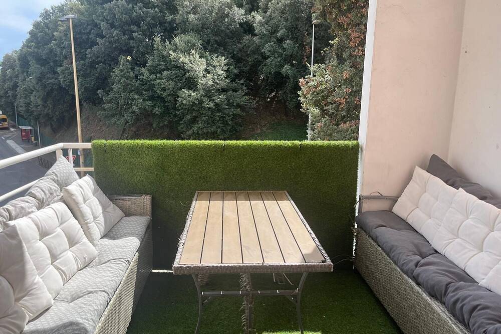 Entire apartment, Rent T2 for 2/4 persons in Saint-Laurent-du-Var, Cannes region