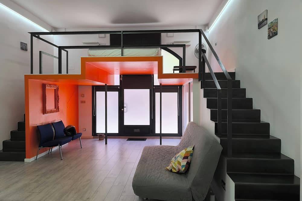 Apartamento entero, La Casa del Mamut: Aeropuerto, ciudad, playa y trabajo, todo conectado 24 horas. in Viladecans, Bajo Llobregat