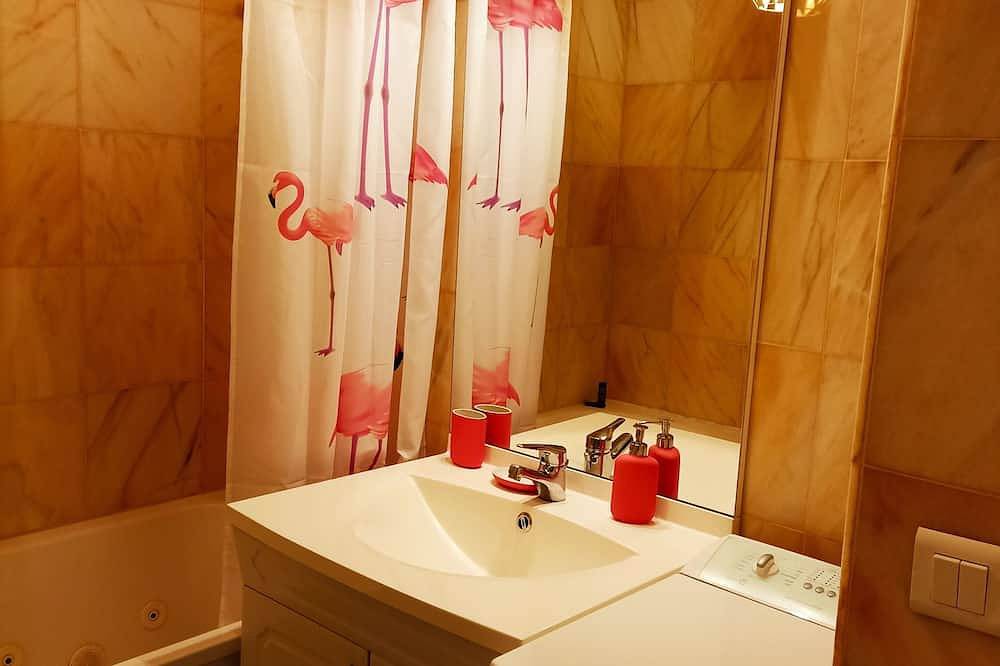 Apartamento entero, St Nectaire: Balneo apartment with large standing terrace in Saint-Nectaire (queso), Parque Natural Regional Volcans d'Auvergne