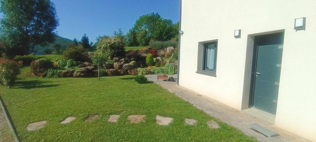 Location de vacances pour 4 personnes, avec terrasse ainsi que jardin et vue, animaux acceptés à Saint-Beauzély - 2