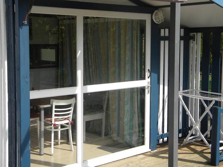 Camping Les Catalpas - Chalet 5 personen - H 33 - 2 ch - Terrasse Am Boden in Fumel, Quercy