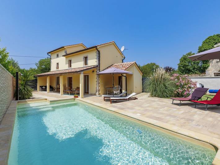 Ferienhaus für 6 Personen, mit Garten und Terrasse sowie Pool, mit Haustier