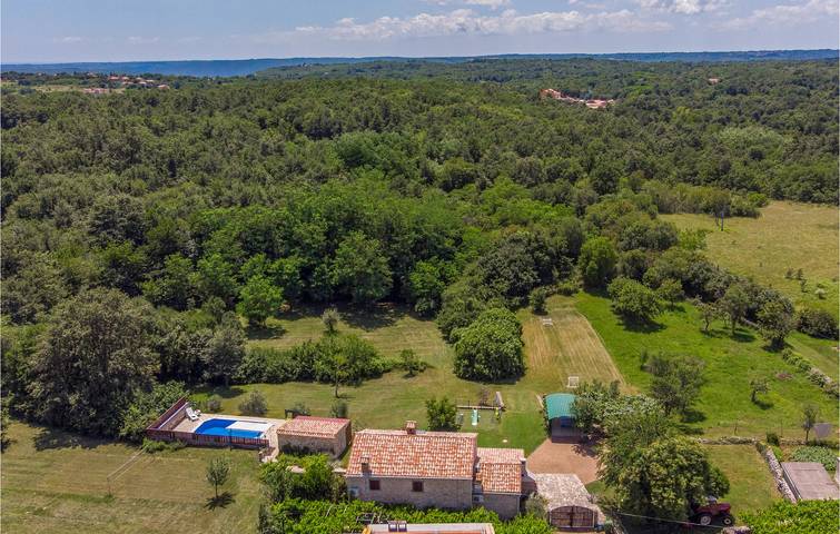 Stilvolle 2-Zimmer-Wohnung mit Pool und Terrasse, 1,5 km vom Stadtzentrum entfernt in Vinez, Ostküste Istrien