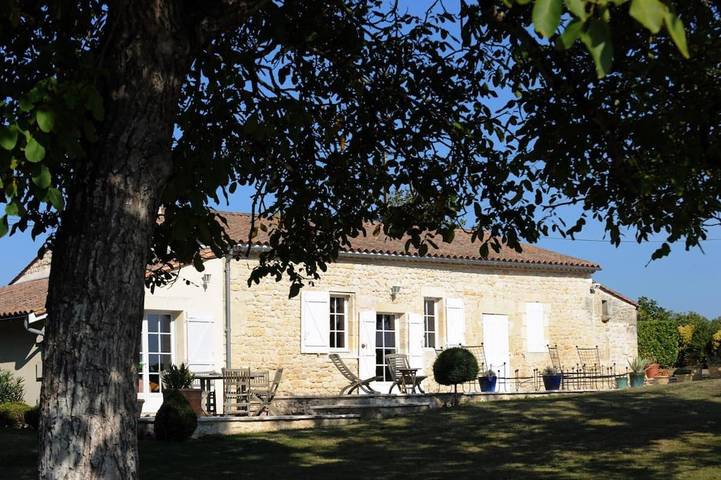 Location de vacances pour 4 personnes, avec Terrasse ainsi que Jardin et Vue à Saint-Seurin-de-Cadourne