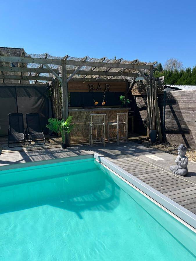 Maison d’hôte pour 4 personnes, avec Jacuzzi et Terrasse ainsi que Jardin et Piscine