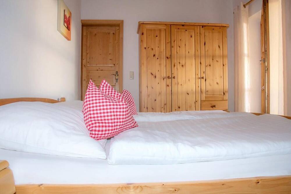 Ganze Wohnung, Freistehendes Ferienhaus mit drei Schlafzimmern und Balkon in Büchelberg, Windorf