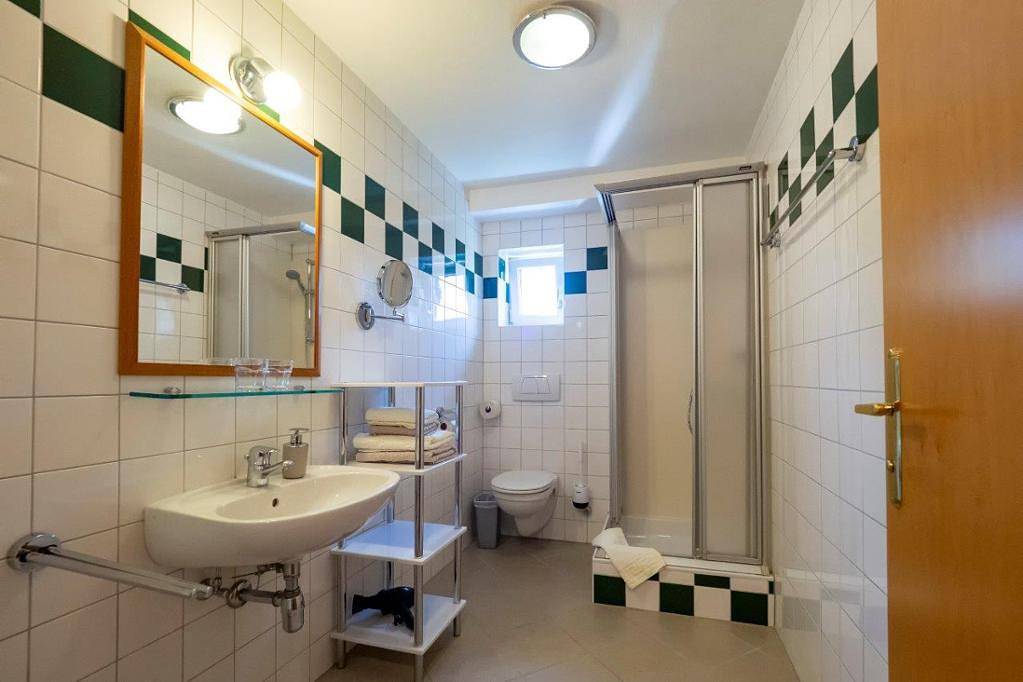 Gästezimmer Ilse Brauneis - Doppelzimmer Marille mit kostenfreiem W-Lan in Mautern, Bezirk Krems an der Donau-Land