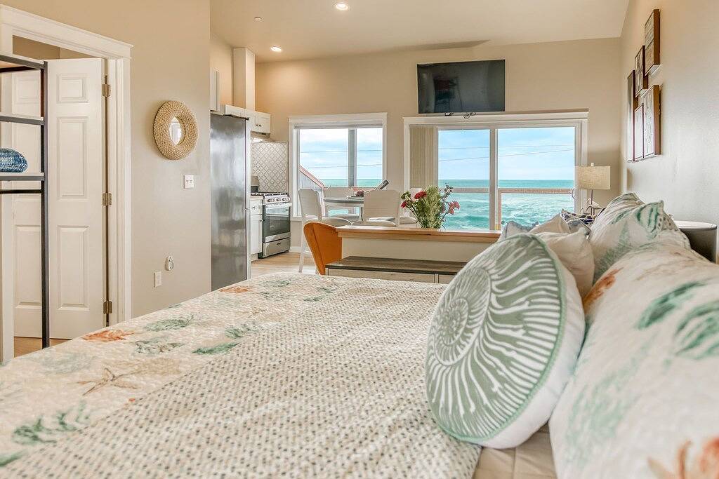 Ganze Wohnung, Spectacular Ocean Views! Watch Whale Migrations! Dog Friendly! in Depoe Bay, Lincoln County (OR)