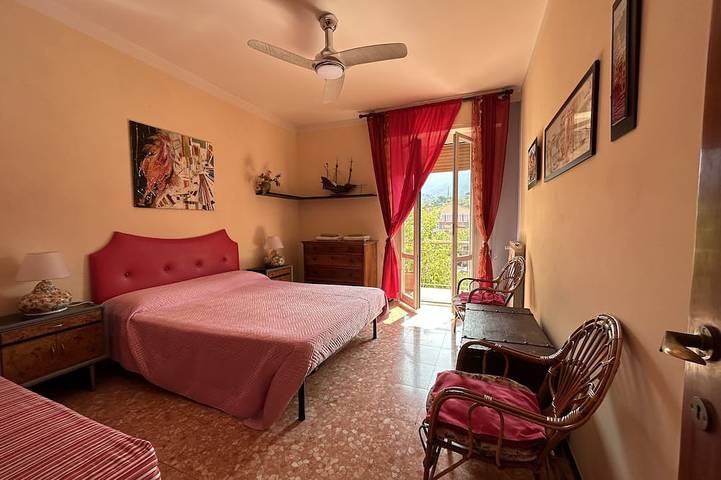 Appartement entier, Appartement de trois pièces avec balcon, large vue sur les collines, proche du centre et de la mer in Lavagna, Commune de Lavagna