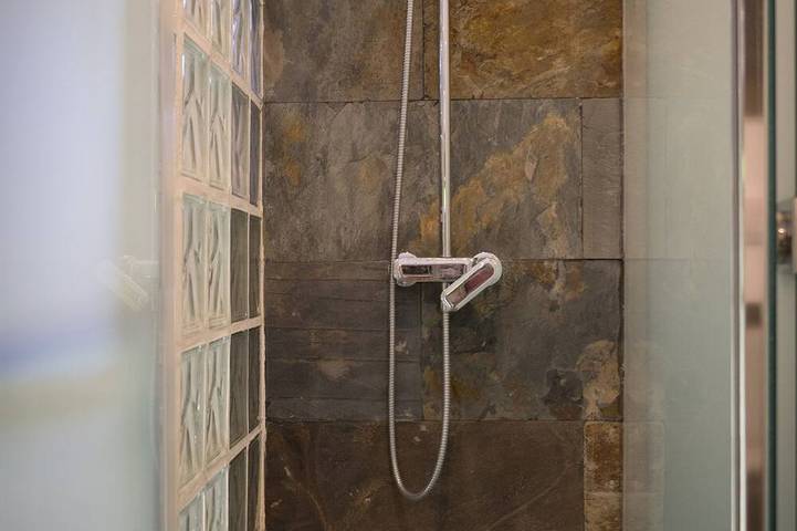 Ganze Wohnung, Minimales Apartment, in Stil eines Tynihauses,  eingebettet im Pinienwald. in Torrelles de Llobregat, Baix Llobregat