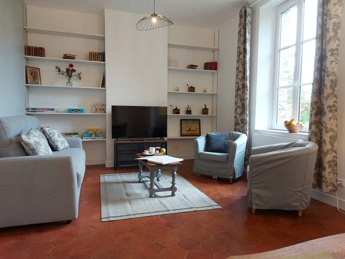 Charming Village Home with Garden, Terrace, BBQ, Billards & Near Nature Park in Crucey-Villages, Dreux region