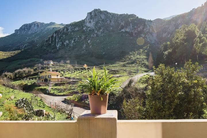 Casa vacanze 'Dimora Dei Frati - Wundergarten' con vista montagna, Wi-Fi e aria condizionata in Gratteri, Provincia di Palermo