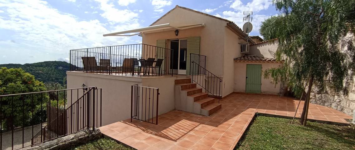 Gîte pour 3 personnes, avec piscine ainsi que terrasse et jardin