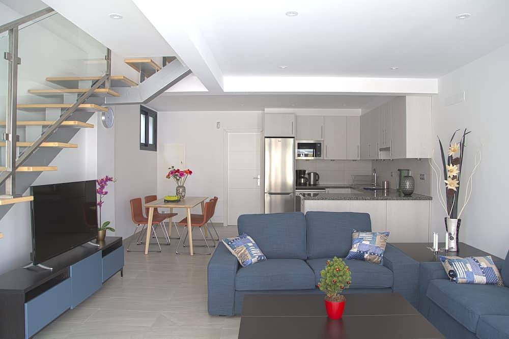 Entire apartment, Idaira Ii new spacious apartment with private garage and beach walking distance in Los Cristianos, Arona