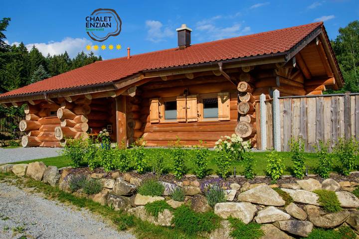 Ferienhaus für 4 Personen, mit Balkon/Terrasse und Whirlpool sowie Terrasse und Garten in Arnbruck