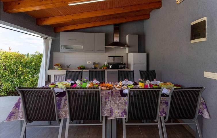 Gemütliche 150 m² große Ferienwohnung mit Terrasse, Parkplatz und WLAN in Rovinjsko Selo in Rovinjsko Selo, Rovinj