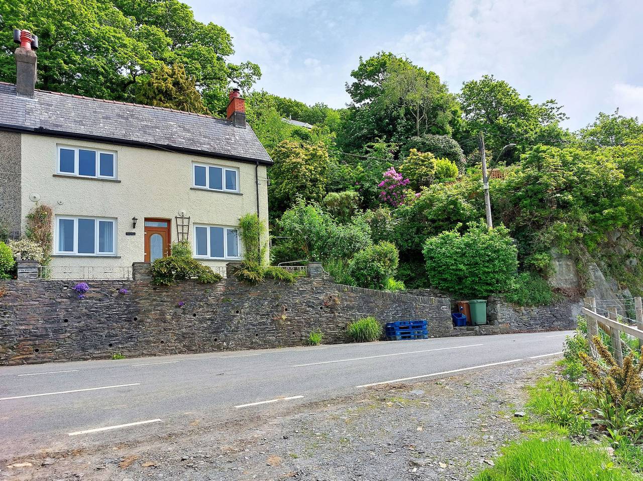 South View Cottage with Terrace and Coastal Views in Fairbourne, Snowdonia