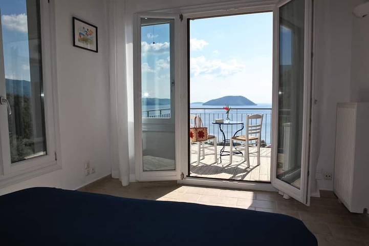 240 qm, Großer Pool, 300m zum Strand, Fantastischer Meerblick, 2 Küchen, Klima in Sporaden