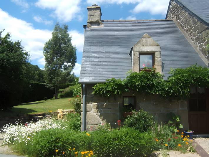 Cottage 'Ti Rose' with Private Terrace, Private Garden and Wi-Fi in Melrand, Pontivy region