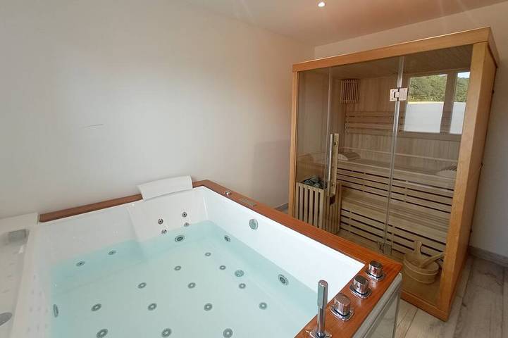 Maison de vacances pour 4 personnes, avec Jacuzzi et Terrasse ainsi que Jardin et Sauna