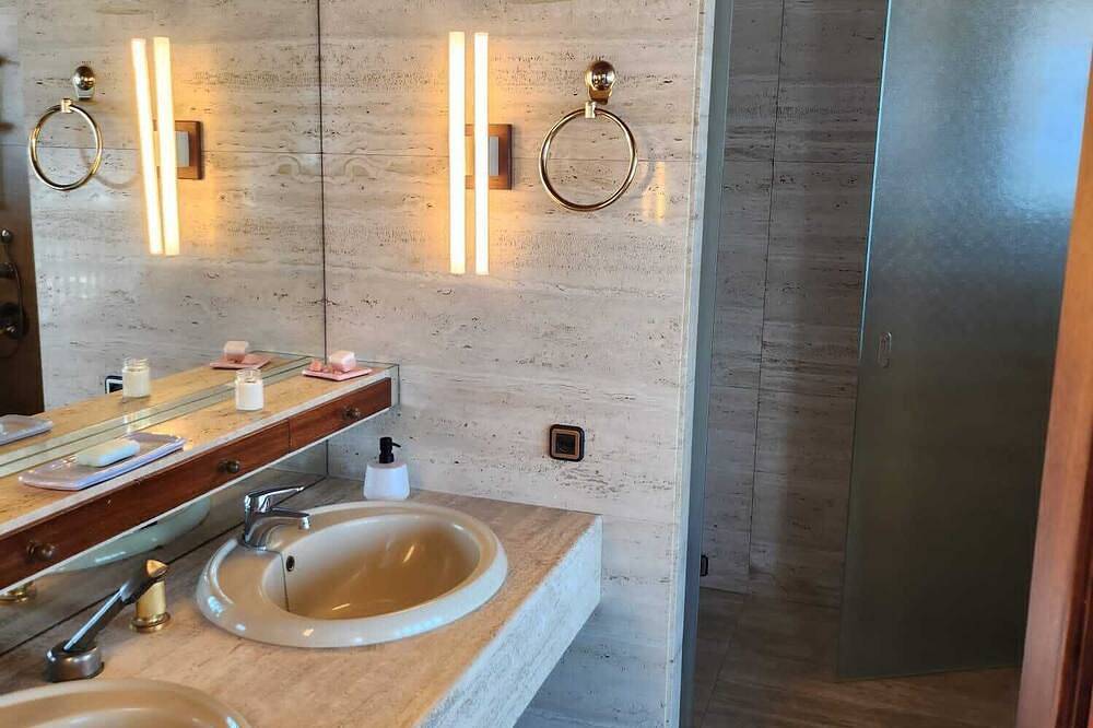 Una Suite con Vistas de 180 Grados al Mar, con Piscina Privada en Modo Rooftop ! in L'Escala, Haut-Ampurdan