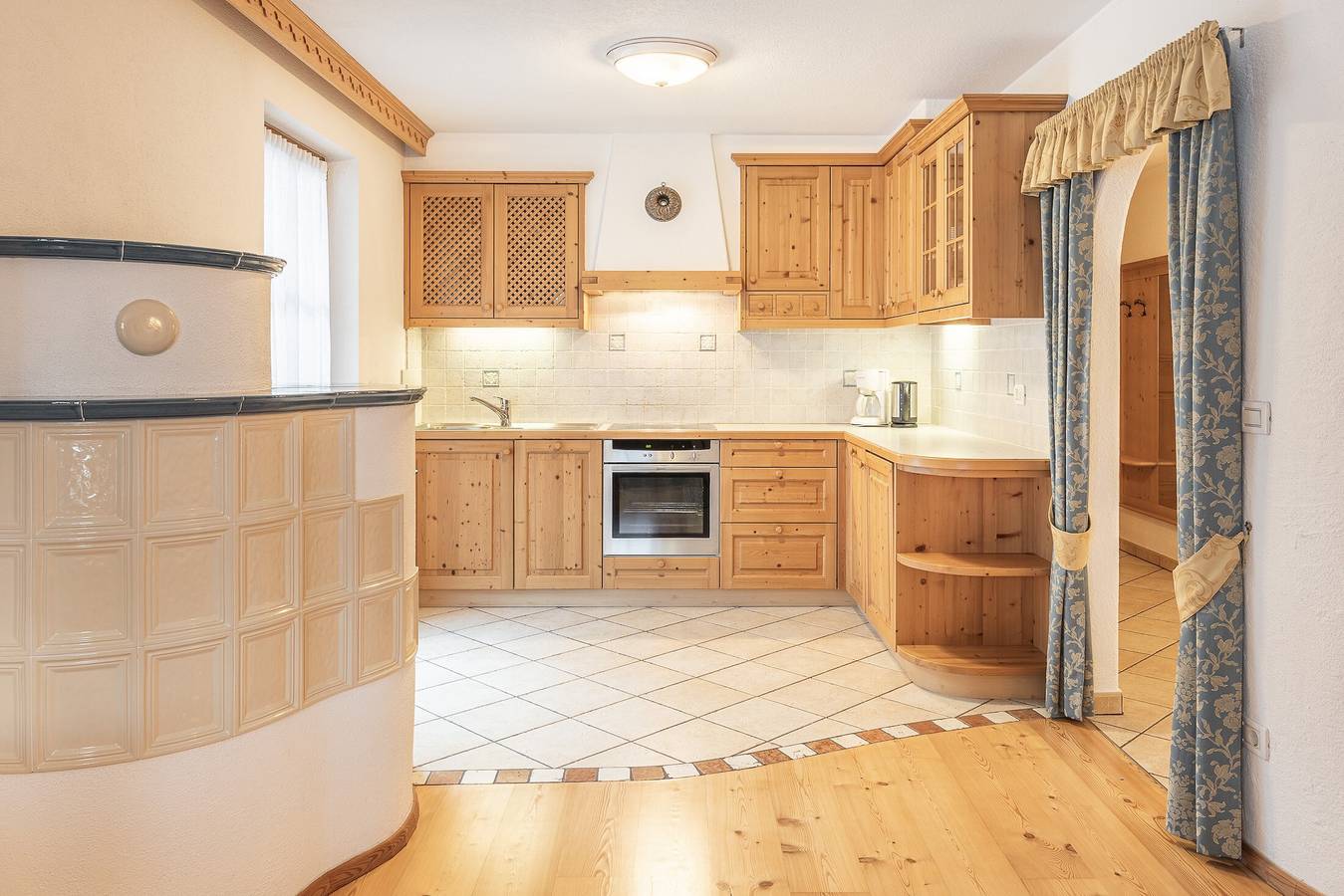 Ganze Wohnung, Ferienwohnung "Désirée Dolasilla" mit Balkon, Bergblick, Wlan & Tv in Enneberg, Dolomiti Superski