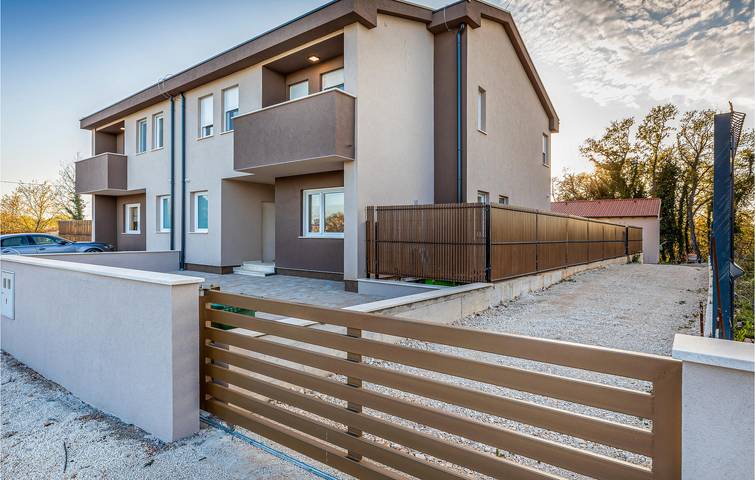 Ferienhaus für 8 Personen, mit Terrasse und Pool - 1