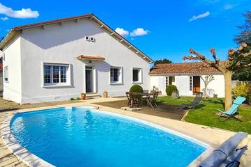 Gîte pour 10 personnes, avec jardin à Criteuil-la-Magdeleine