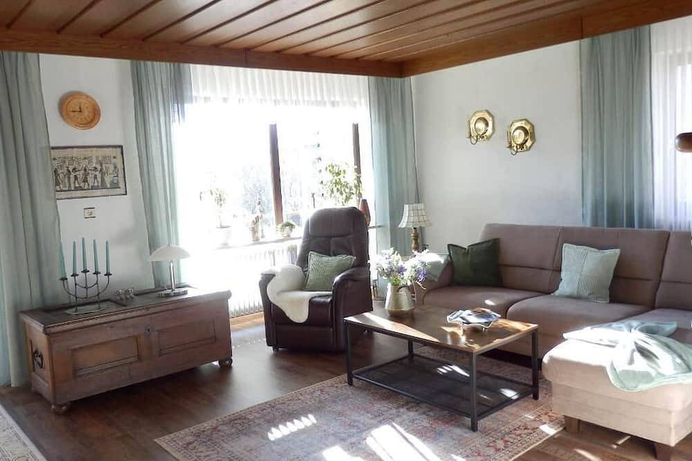 Ganze Wohnung, Ferienwohnung (130qm) mit schöner Aussicht in Sulzfeld, Rhön-Bayern