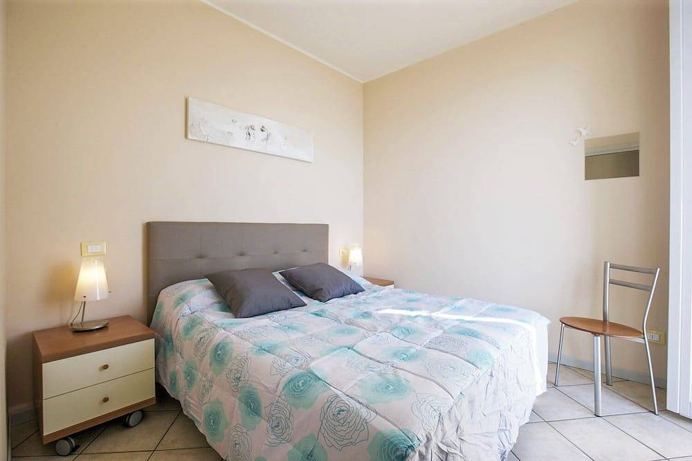 Entire apartment, 2-room apartment with small balcony in an Art Nouveau villa with communal pool in Baveno, Comune di Baveno