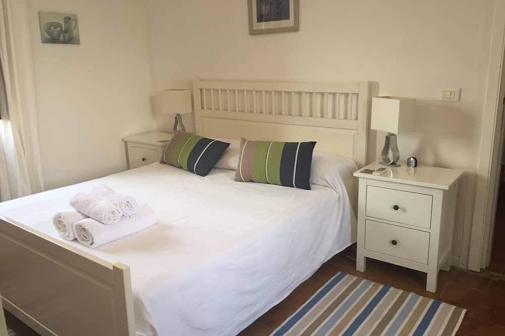 Fully restored country villa with pool set in private gardens in Castel Frentano, Chieti Province